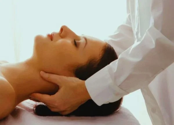 reiki en Bogotá usui sin simbolos con imposición de manos el cuello